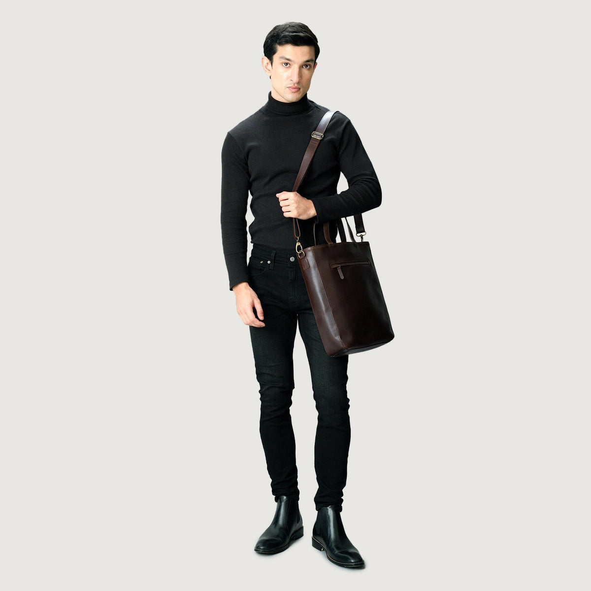 
عرض البطانة الداخلية Showing Dedicated Padded Laptop Sleeve & Multi-Compartment Organization