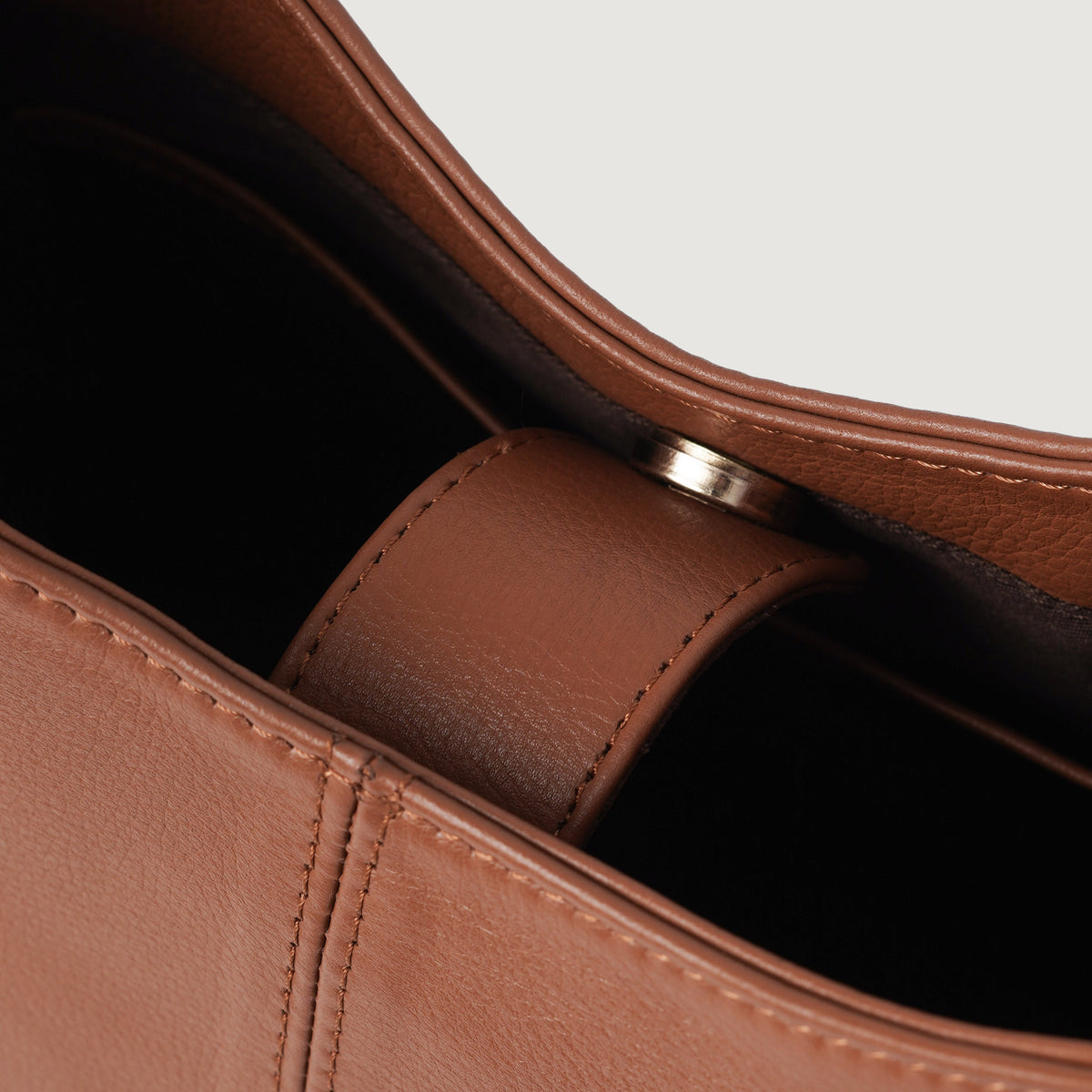 
مظهر الارتداء على موديل لـ  The Stefani Brown Leather Hobo Bag For Women على عارض أزياء - انسيابية طبيعية في ضوء النهار