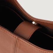 
مظهر الارتداء على موديل لـ  The Stefani Brown Leather Hobo Bag For Women على عارض أزياء - انسيابية طبيعية في ضوء النهار