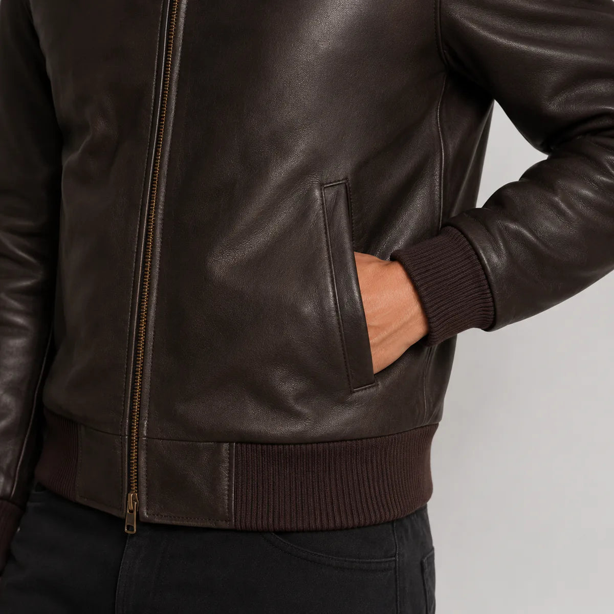 
تفاصيل مقربة of Classic Collar & Heavy-Duty Zipper Hardware on Dark بني Sheepskin جاكيت بومبر جلد رجالي