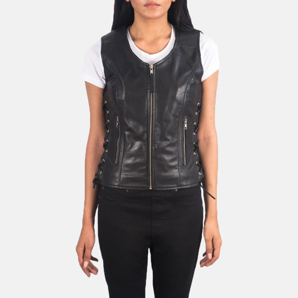 Close-Up Detail of V-neck &amp; Zipper Hardware on Women's Vanda أسود Leather Biker Vest نسائي