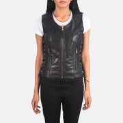 Close-Up Detail of V-neck &amp; Zipper Hardware on Women's Vanda أسود Leather Biker Vest نسائي