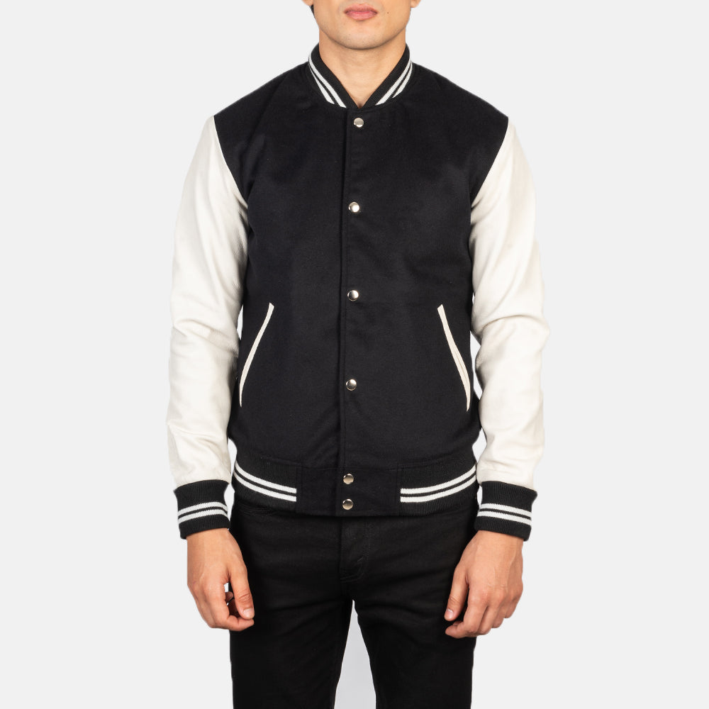 Close-Up Detail of Varsity &amp; Snap Buttons Hardware on Men's Vaxton أسود &amp; White Hybrid Varsity جاكيت جلد رجالي