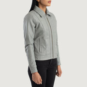 
مظهر الارتداء على موديل لـ  Vixen Pink Classic Collar Leather Jacket على عارض أزياء - انسيابية طبيعية في ضوء النهار