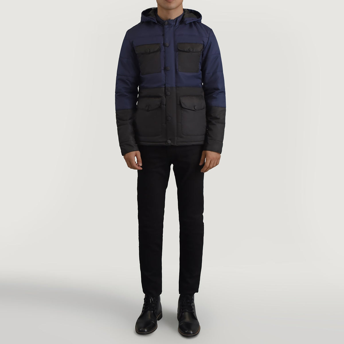 
Wayne أسود & أزرق Hooded Puffer جاكيت جلد رجالي - عرض جانبي يوضح قَصّة الأكمام المريحة