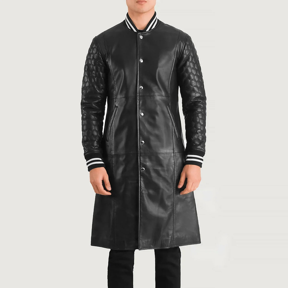 Close-Up Detail of Varsity collar &amp; Snap Button button Hardware on Wilde أسود Leather Varsity معطف جلد رجالي