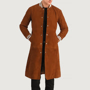 Wilde بني Suede Varsity معطف جلد رجالي in Tan Bown Goatskin Suede - عرض أمامي وقصة مفصلة أنيقة | تسوق أونلاين