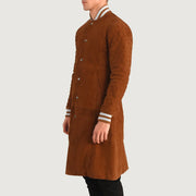 Tan Bown Goatskin Suede Varsity Jacket - عرض خلفي يوضح تفصيل الأكتاف وحاشية السترة المتقنة