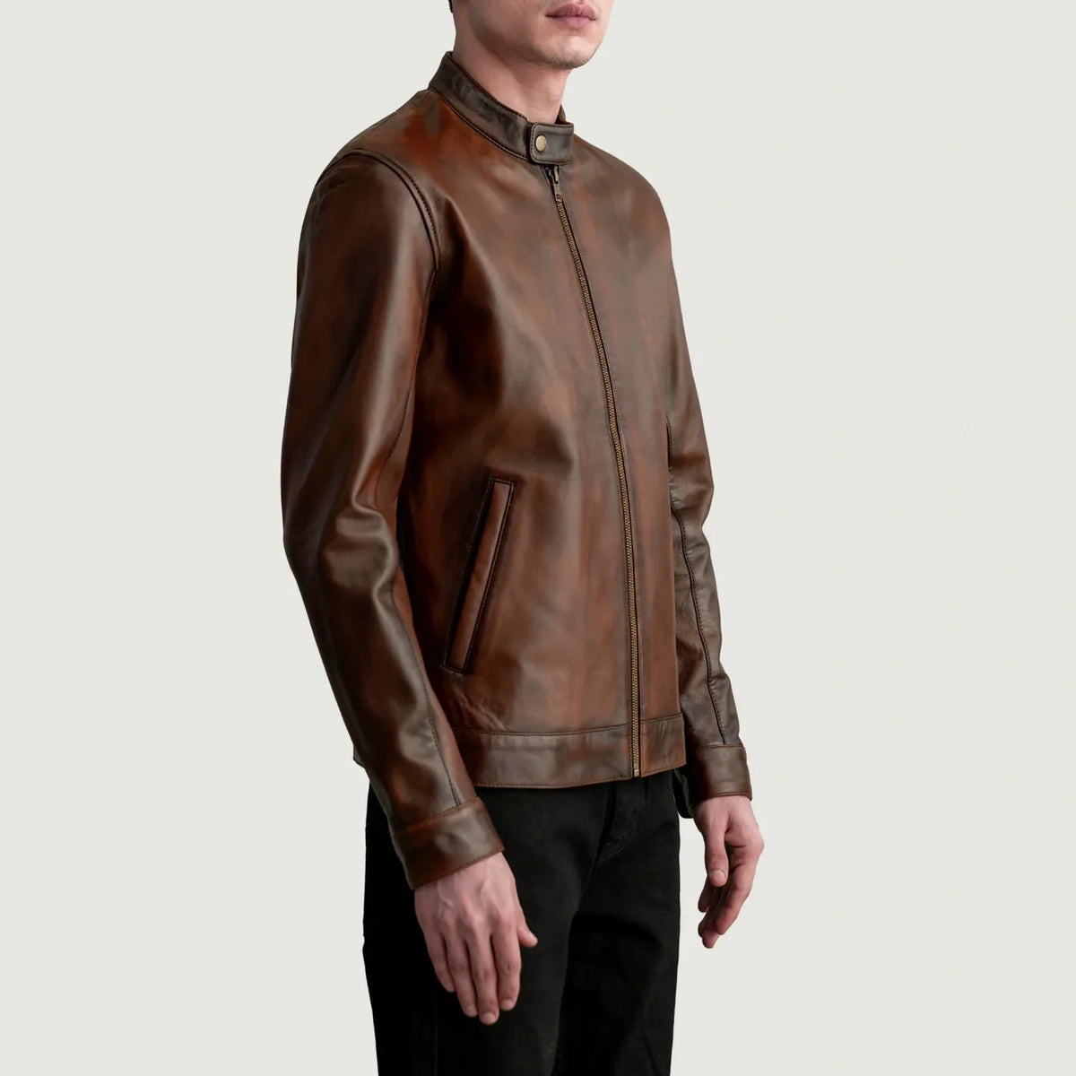 
Distressed Brown Sheepskin Leather Biker Jacket - عرض خلفي يوضح تفصيل الأكتاف المتقن والحاشية النظيفة